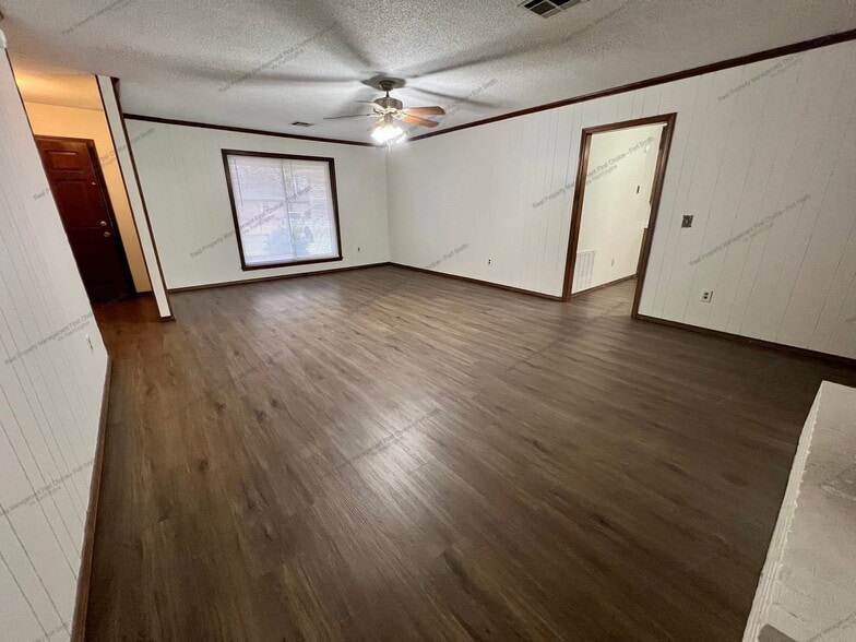 Building Photo - 102 Beta Cir