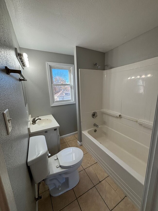 Building Photo - 2 bedroom 1 bath townhouse with walkout ba...