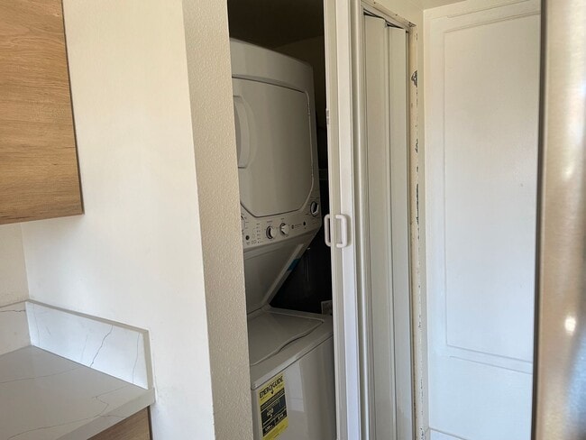 Building Photo - Stylish 3-Bedroom Retreat in the Highly De...