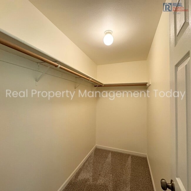 Building Photo - Cozy 2 Bedroom Townhouse + Garage Near Lak...