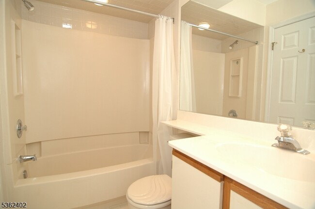 Building Photo - 214 Stratford Pl