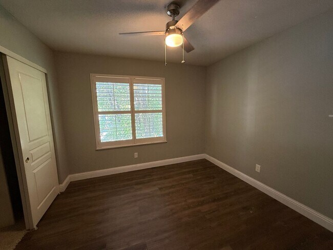 Building Photo - 9448 Cedarview Way