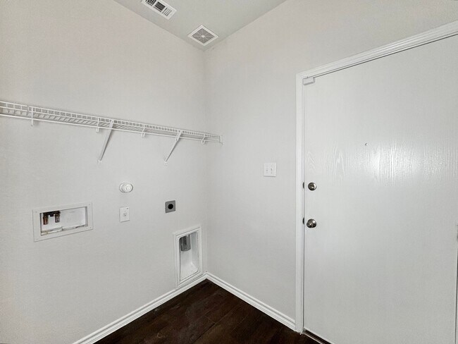 Building Photo - Gorgeous 4 bedroom home!