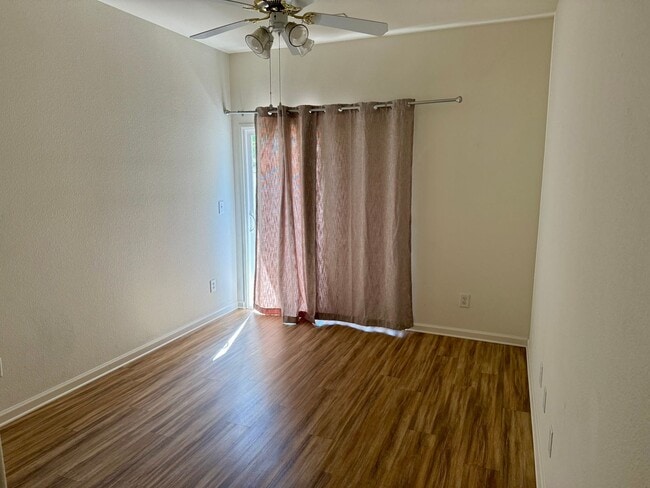Building Photo - 3 Bedroom 2 Bath home with covered patio