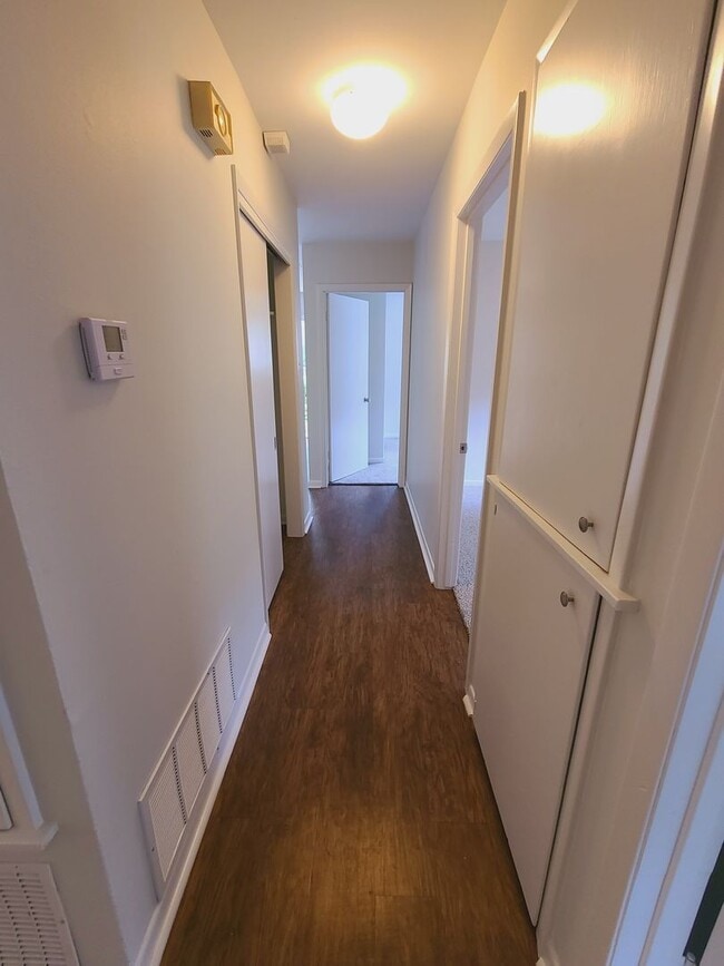 Building Photo - 3 Bedroom Mid-Century Rental