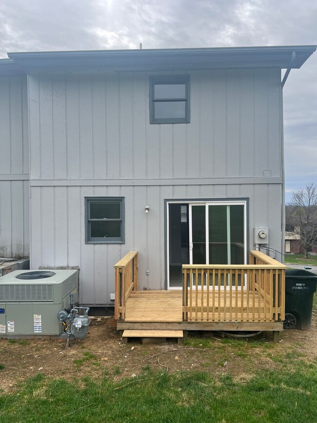 Building Photo - UPDATED 2 BEDROOM TOWNHOUSE WITH COMMUNITY POOL