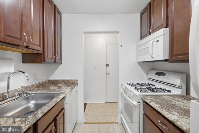Building Photo - 1521 Colonial Dr