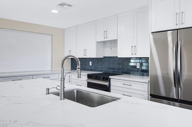 Building Photo - 3921 S Kenneth Pl