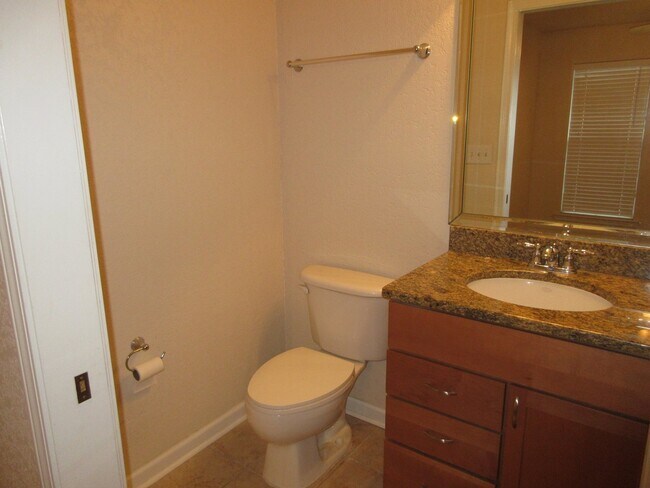 Building Photo - Great Townhome near Downtown