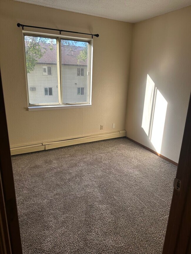 Building Photo - Four Bedroom Apartment