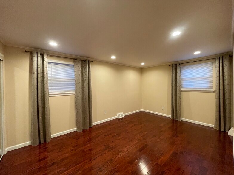 Building Photo - 2314 Strahle St