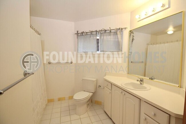 Building Photo - 817 Ridge View Dr.