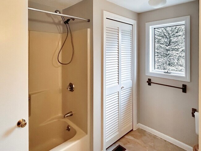 Building Photo - 6 Bancroft St