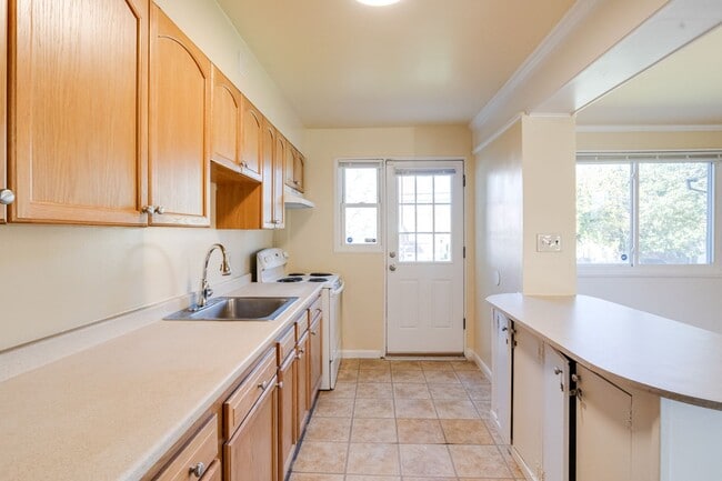 Building Photo - Charming End-Unit Townhome