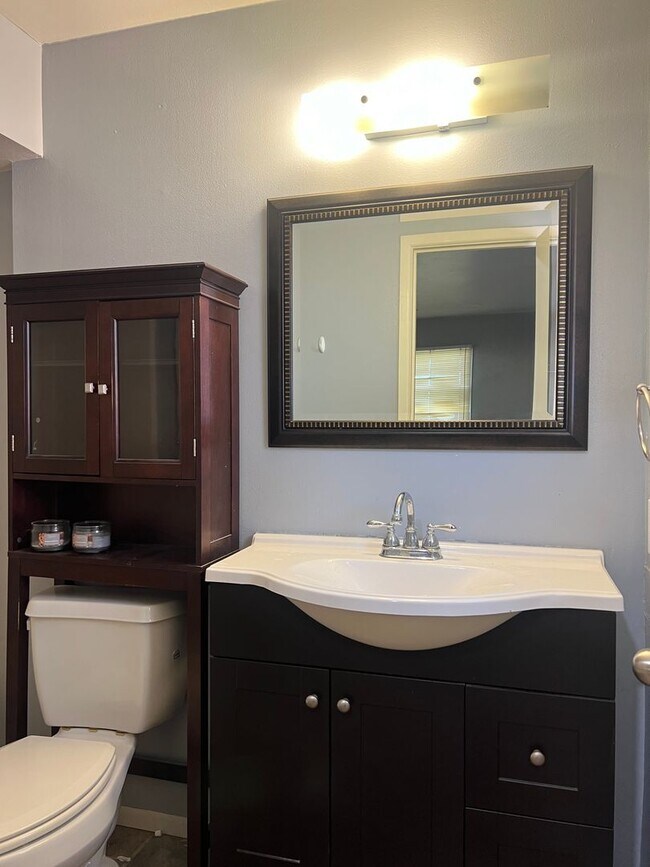 Building Photo - 3 bed 2 bath Move In Ready!