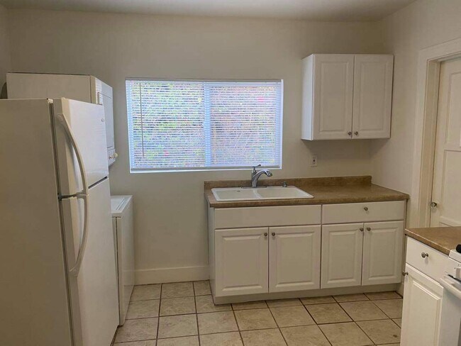 Building Photo - 4525 Avocado St