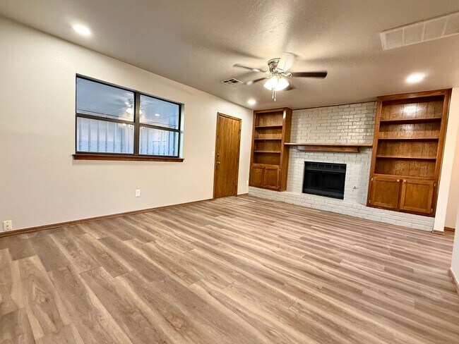 Building Photo - Complete new remodel 3-2-2 home off Broadway in the heart of Moore!