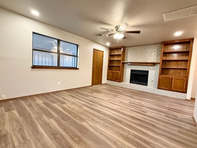 Building Photo - COMPLETELY RENOVATED 2025- 3-2-2 home off Broadway in Moore OK!