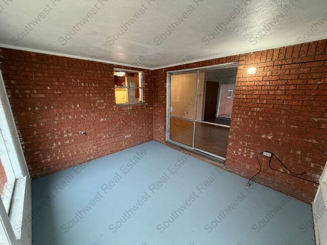 Building Photo - Cute 3 bedroom 2 bath brick home.