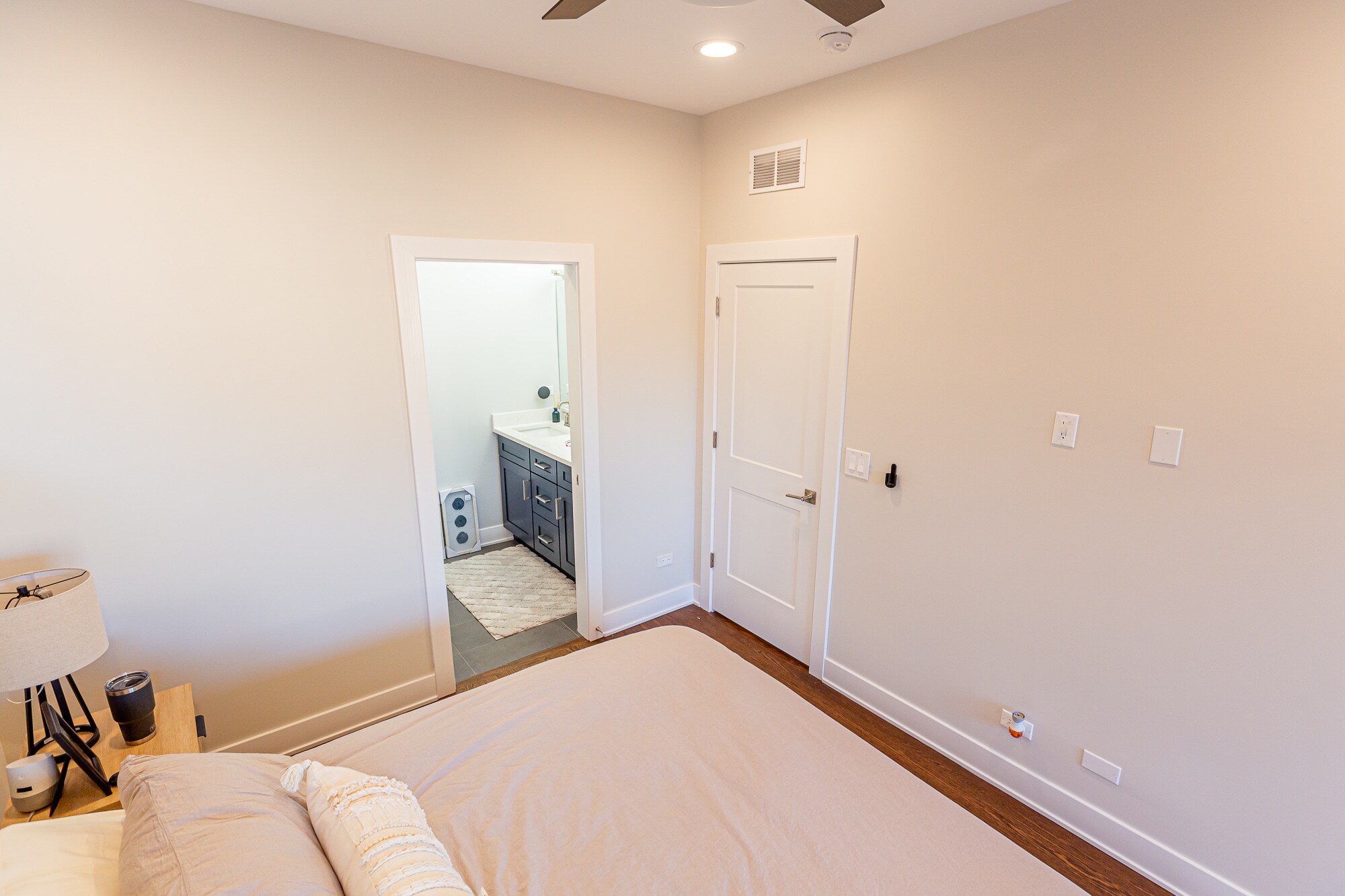 Master (Different Unit) - 6527 N Newgard Ave