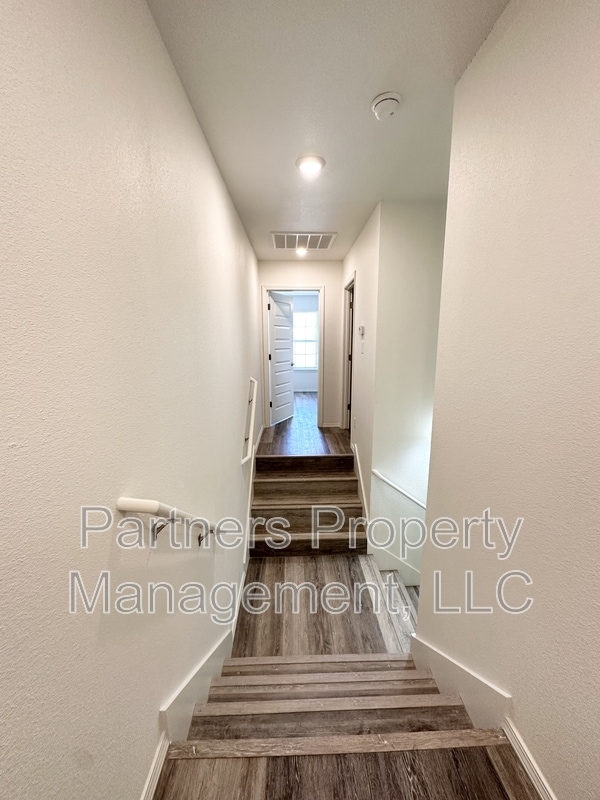 Building Photo - 1079 S Benchmark Ln