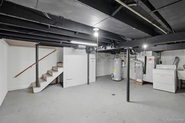 Building Photo - 735 E Maxlow Ave