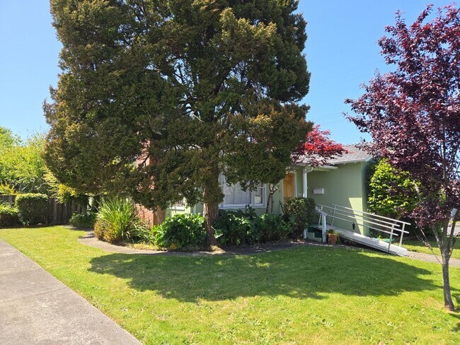 Building Photo - Spacious 4-bedroom family home features ga...