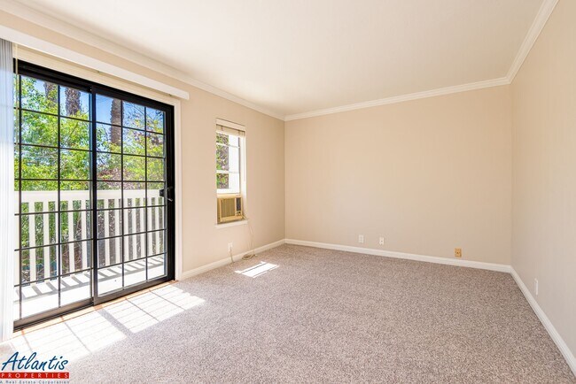 Building Photo - 457 Oak Ave