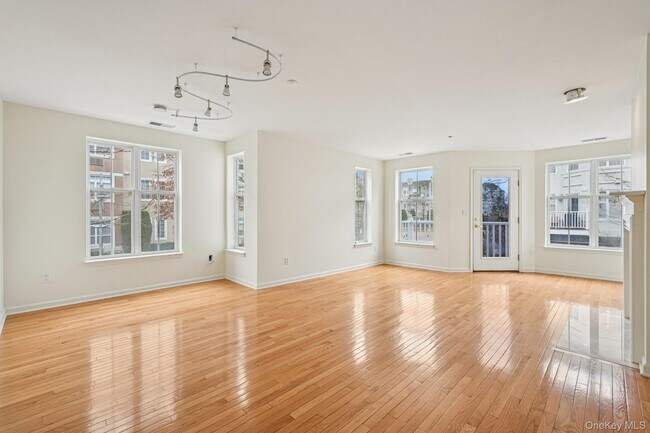 Building Photo - 2 Leeward Dr