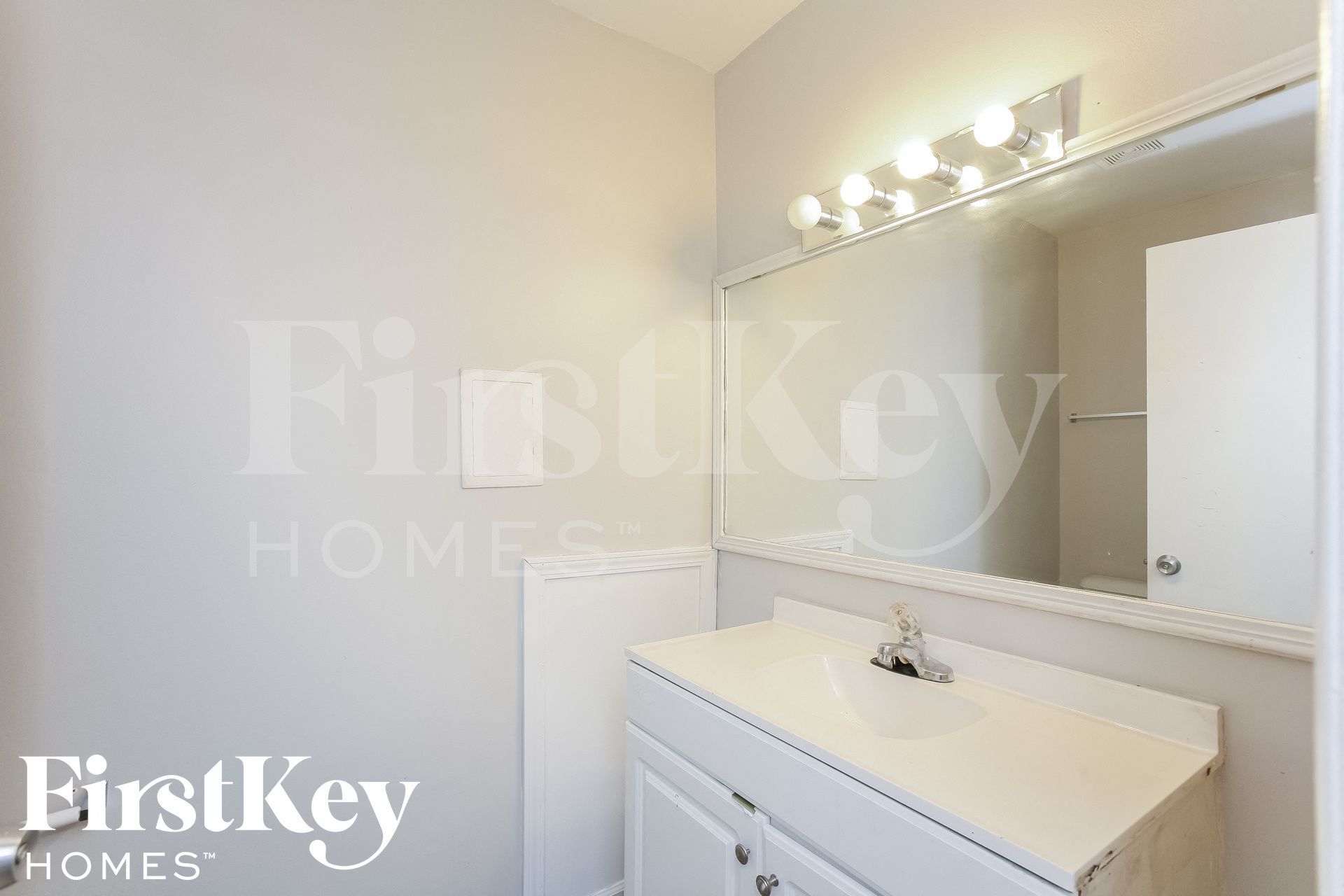 Building Photo - 5779 N Alton Ave