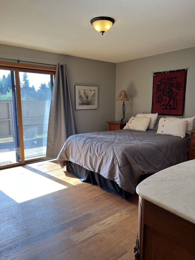 Building Photo - SEASONAL FURNISHED SHORT TERM RENTAL Offer...
