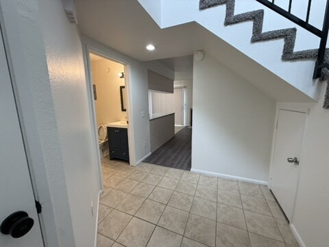 Building Photo - 3 bed 2 bath with garage $1,400 Rent