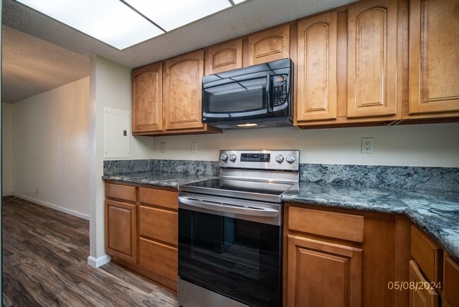 Building Photo - Available now! 2 bedroom, 1.5 Bath Townhouse at Wailuna