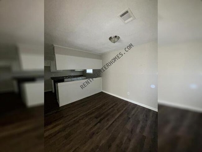 Building Photo - 205 Otter Pl