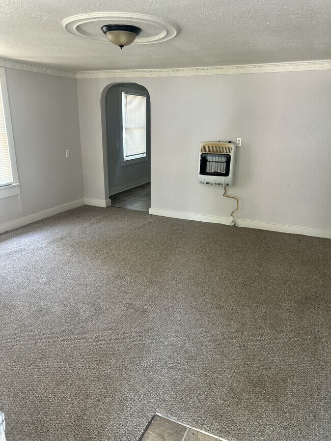 Building Photo - 702 W 45th St