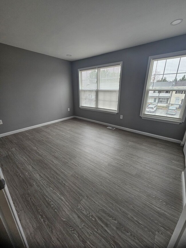 Building Photo - For Rent: Renovated Middletown Townhome, G...