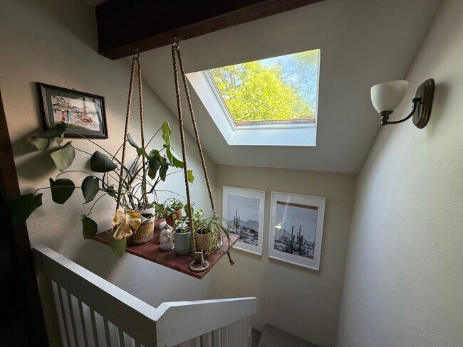 Building Photo - Spacious End-Unit Townhome in Scenic Shana...