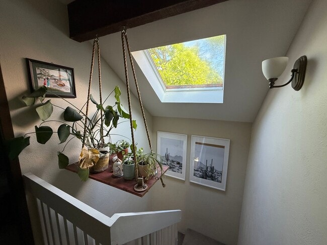Building Photo - Spacious End-Unit Townhome in Scenic Shanahan Ridge