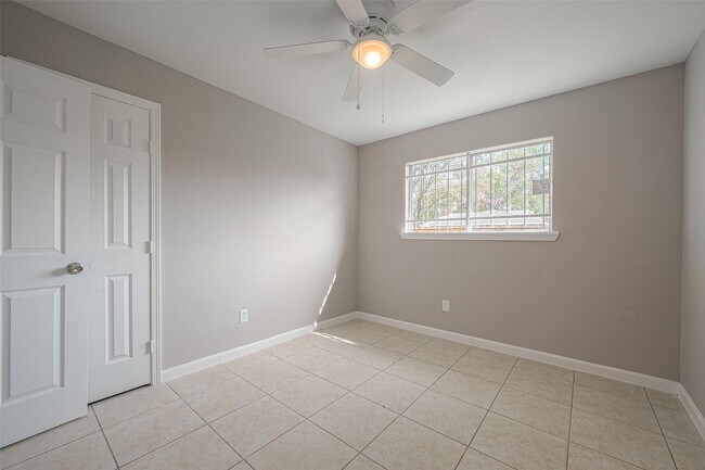 Building Photo - 8714 Valley Flag Dr