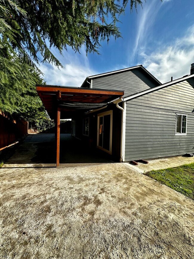 Building Photo - Gorgeous 4 Bedroom 2.5 Bath Single Family Home On Private Cul-Du-Sac