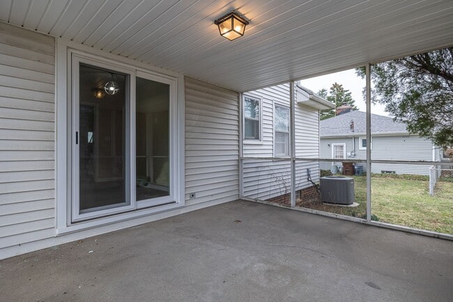 Building Photo - Newly Renovated - Spacious 4 Bedroom - 2 B...