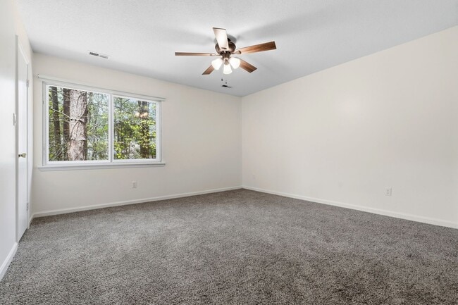 Building Photo - Fully Repainted 2be/1.5ba Duplex With Easy Access To The Highway