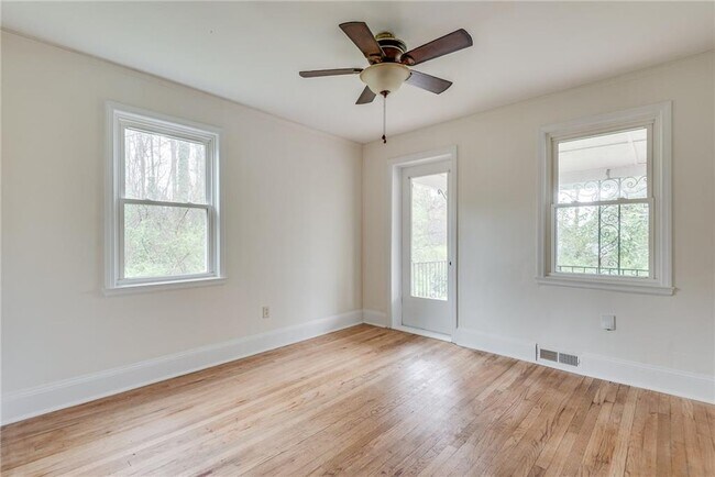 Building Photo - 1287 Eastland Rd SE