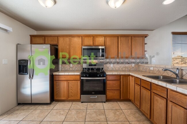 Building Photo - Model Perfect Living in Beautiful Loma Pinon