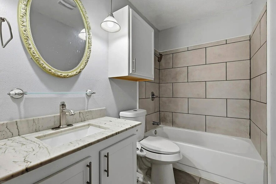 Building Photo - 2705 Treeview Dr