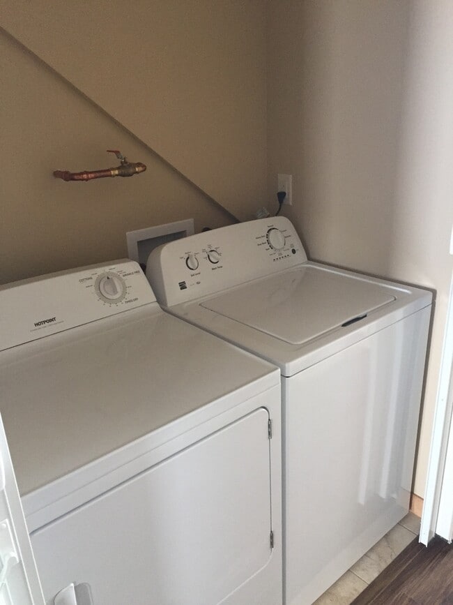 Building Photo - 3 Bedroom 2 Bathroom 4-Plex