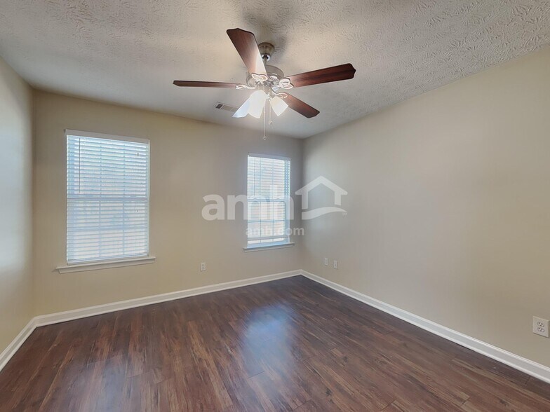 Building Photo - 705 St Charles Ave