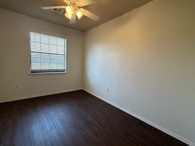 Building Photo - 4718 SE 47th- AVAILABLE NOW!