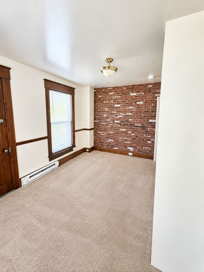 Building Photo - 650 N Mulberry St