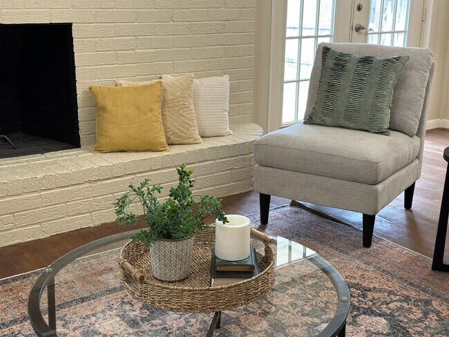 Building Photo - Updated 4 Bedroom Corner Lot in Woodway